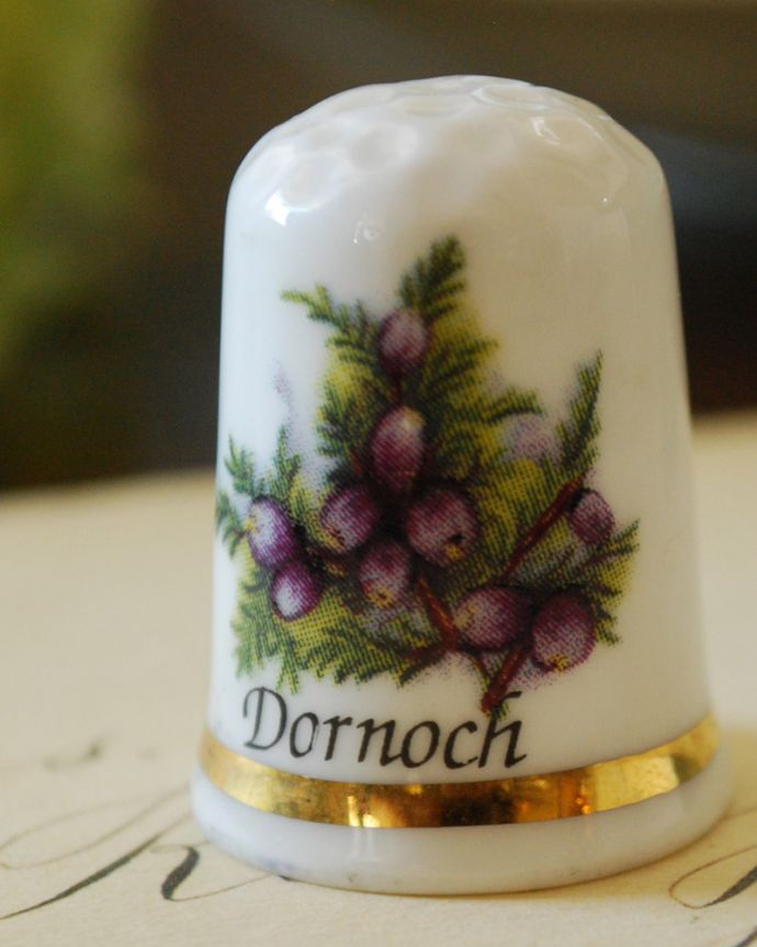 シンブル（指サック）　アンティーク雑貨　ボーンチャイナのアンティークシンブル（Dornoch）。コレクションにいかがでしょう？。(m-1725-z)