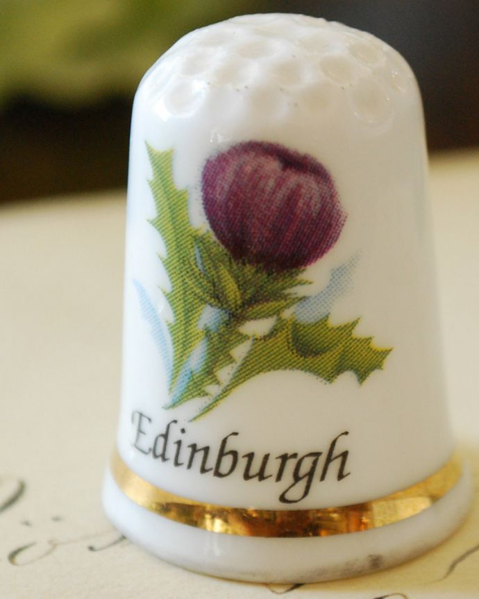 シンブル（指サック）　アンティーク雑貨　ボーンチャイナのアンティークシンブル（Edinburgh/あざみの花）。コレクションにいかがでしょう？。(m-1726-z)