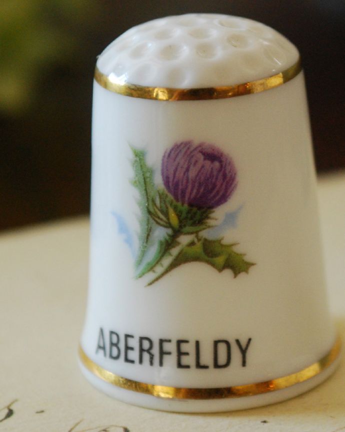 アンティーク 陶磁器の雑貨　アンティーク雑貨　ボーンチャイナのアンティークシンブル（ＡＢＥＲＦＥＬＤＹ/あざみの花）。あざみの花のデザインです。(m-1727-z)
