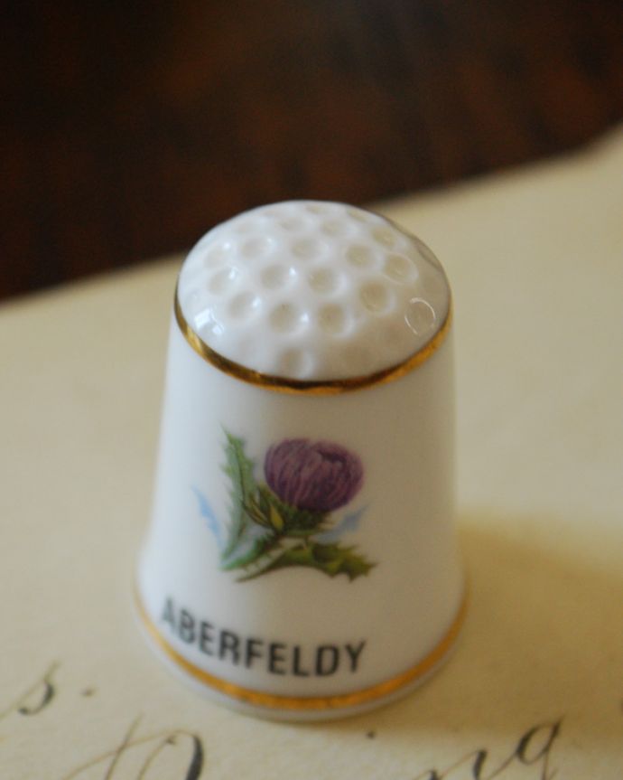 アンティーク 陶磁器の雑貨　アンティーク雑貨　ボーンチャイナのアンティークシンブル（ＡＢＥＲＦＥＬＤＹ/あざみの花）。アンティークのため、多少の欠け・傷がある場合がありますが、使用上問題はありませんので、ご了承下さい。(m-1727-z)