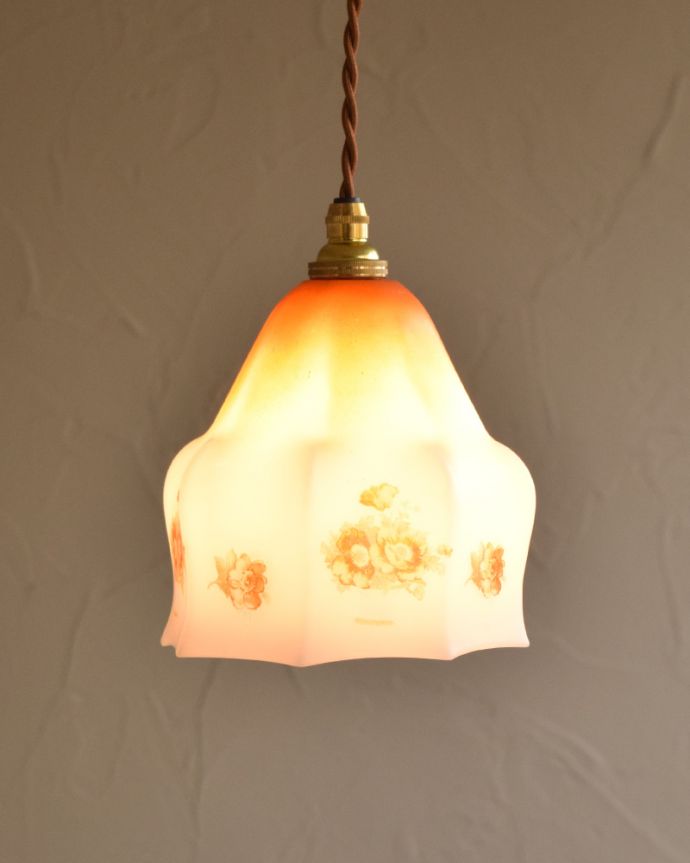 ペンダントライト 照明・ライティング オレンジ色のお花が可愛いアンティークペンダントライト(コード・シャンデリア電球・ギャラリーなし)。1つでも存在感たっぷり。(m-1731-z)