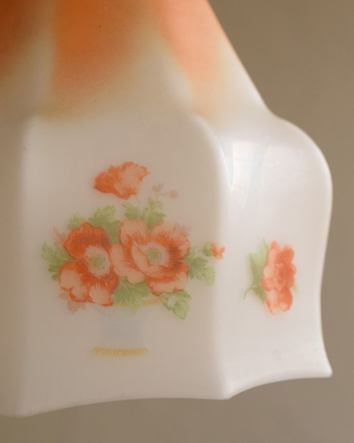 ペンダントライト 照明・ライティング オレンジ色のお花が可愛いアンティークペンダントライト(コード・シャンデリア電球・ギャラリーなし)。シェードは、アンティークのため、誤差があったり、キズ、汚れが入っている場合もあります。(m-1731-z)