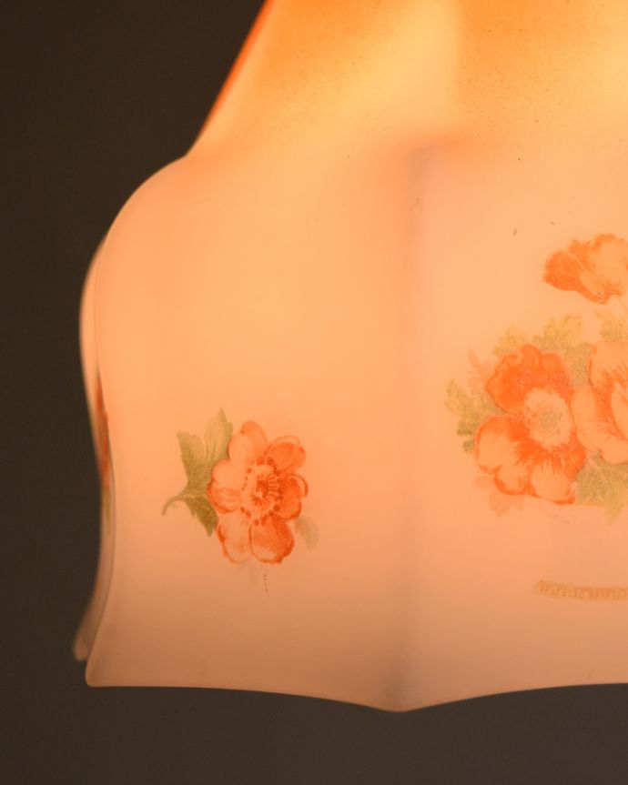 ペンダントライト 照明・ライティング オレンジ色のお花が可愛いアンティークペンダントライト(コード・シャンデリア電球・ギャラリーなし)。アンティークのミルクガラスは、光を通すとなんとも言えないステキな雰囲気でお部屋を照らしてくれます。(m-1731-z)