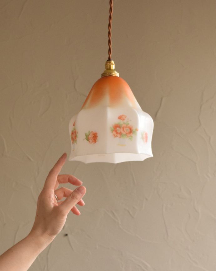 ペンダントライト 照明・ライティング オレンジ色のお花が可愛いアンティークペンダントライト(コード・シャンデリア電球・ギャラリーなし)。※こちらのシェードのみは販売していません。(m-1731-z)