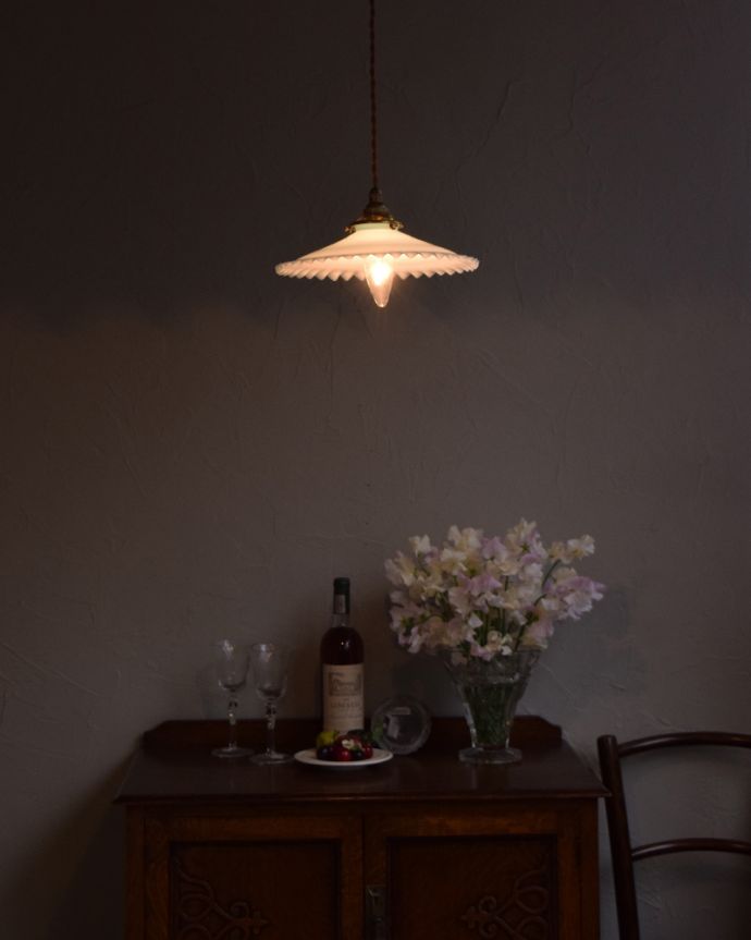 ペンダントライト 照明・ライティング ベビーブルーガラスがキレイなアンティークペンダントライト(コード・シャンデリア球・ギャラリーA付き)。アンティークのミルクガラスは、光を通すとなんとも言えないステキな雰囲気でお部屋を照らしてくれます。(m-1746-z)