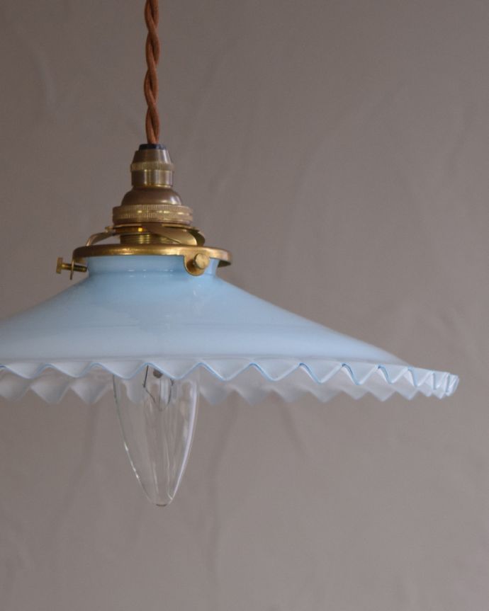 ペンダントライト 照明・ライティング ベビーブルーガラスがキレイなアンティークペンダントライト(コード・シャンデリア球・ギャラリーA付き)。シェードは、アンティークのため、誤差があったり、キズ、汚れが入っている場合もあります。(m-1746-z)