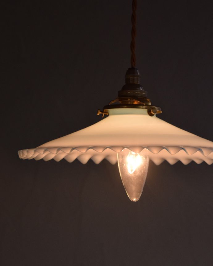 ペンダントライト 照明・ライティング ベビーブルーガラスがキレイなアンティークペンダントライト(コード・シャンデリア球・ギャラリーA付き)。電気を点けると心が安らぐような優しい灯りです。(m-1746-z)