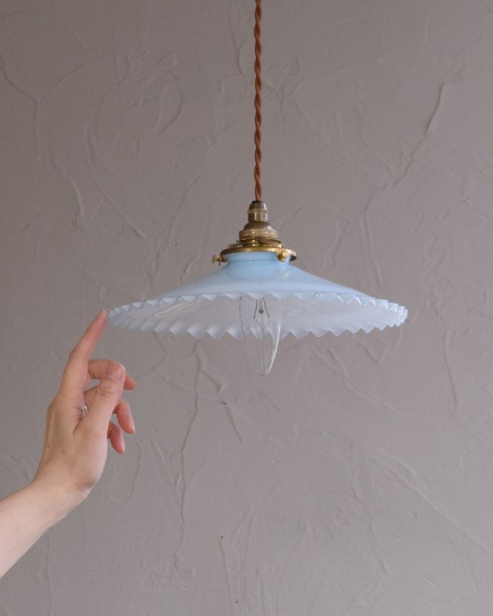 ペンダントライト 照明・ライティング ベビーブルーガラスがキレイなアンティークペンダントライト(コード・シャンデリア球・ギャラリーA付き)。キッチンカウンターやダイニングテーブル、トイレや玄関などの狭い空間にもオススメです。(m-1746-z)