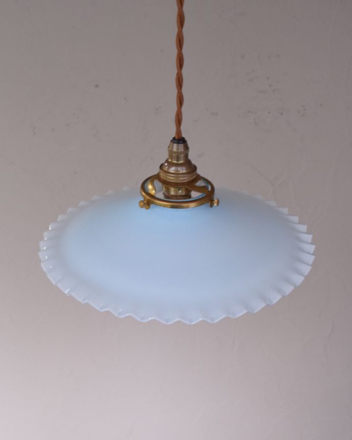 ペンダントライト 照明・ライティング ベビーブルーガラスがキレイなアンティークペンダントライト(コード・シャンデリア球・ギャラリーA付き)。【 シェードのサイズ 】直径24.5×高さ6cmコードは50、80cm以外にも、ご希望の長さで加工してお届けします。(m-1746-z)