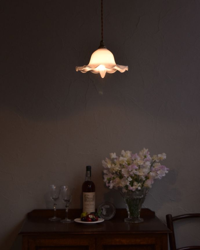 ペンダントライト　照明・ライティング　ミルク色のアンティークガラスのペンダントライト（コード・シャンデリア電球・ギャラリーなし）。あたたかい光がお部屋を包み込みます。(m-1747-z)