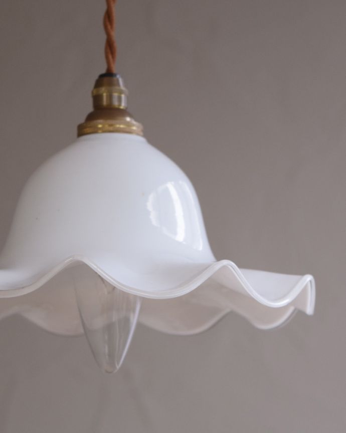 ペンダントライト　照明・ライティング　ミルク色のアンティークガラスのペンダントライト（コード・シャンデリア電球・ギャラリーなし）。シェードは、アンティークのため、誤差があったり、キズ、汚れが入っている場合もあります。(m-1747-z)