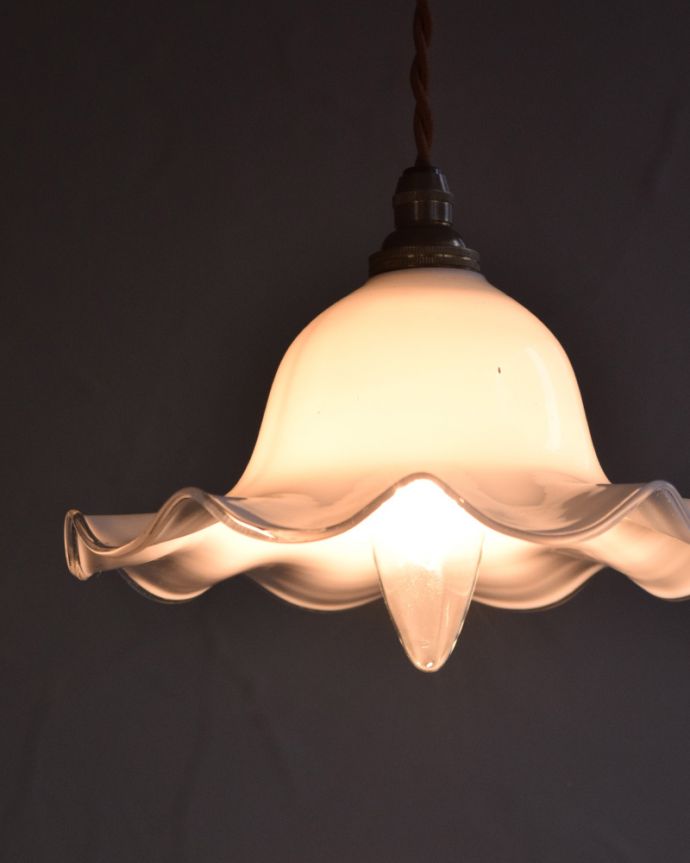 ペンダントライト　照明・ライティング　ミルク色のアンティークガラスのペンダントライト（コード・シャンデリア電球・ギャラリーなし）。あたたかい光がお部屋を包み込みます。(m-1747-z)