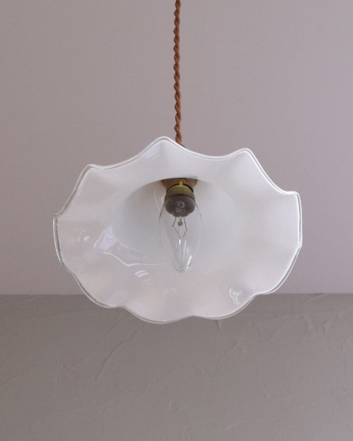 ペンダントライト　照明・ライティング　ミルク色のアンティークガラスのペンダントライト（コード・シャンデリア電球・ギャラリーなし）。※こちらのシェードのみは販売していません。(m-1747-z)