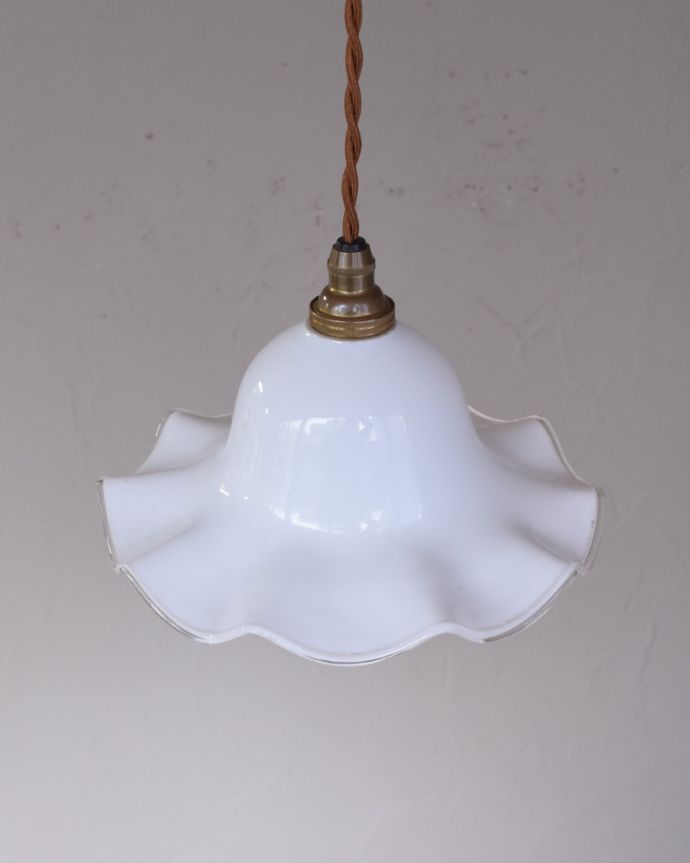 ペンダントライト　照明・ライティング　ミルク色のアンティークガラスのペンダントライト（コード・シャンデリア電球・ギャラリーなし）。【 シェードのサイズ 】直径20×高さ9cmコードは50、80cm以外にも、ご希望の長さで加工してお届けします。(m-1747-z)