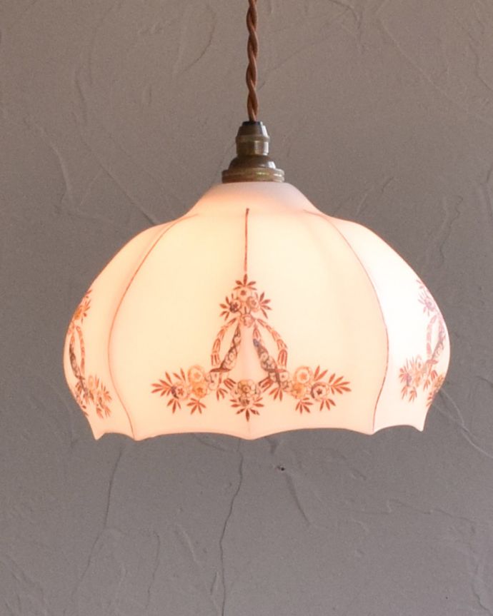 ガラスシェードのペンダントライト　照明・ライティング　オリエンタルなアンティークペンダントライト（コード・シャンデリア電球・ギャラリーなし）。ふわんと膨らんだ優しいシルエットのランプは、１つでも存在感たっぷりです。(m-1749-z)