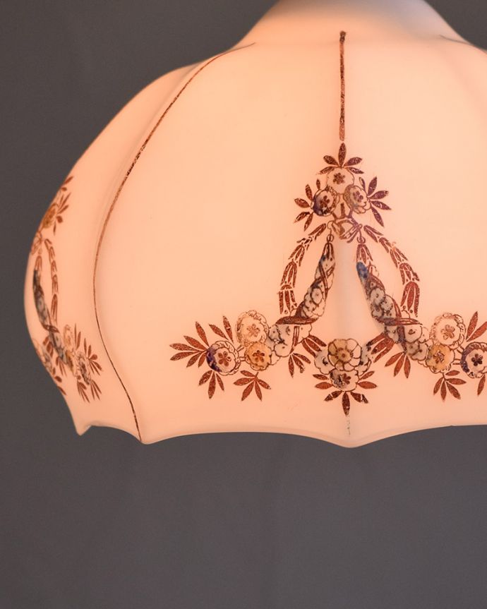 ガラスシェードのペンダントライト　照明・ライティング　オリエンタルなアンティークペンダントライト（コード・シャンデリア電球・ギャラリーなし）。シェードから漏れる光に癒されます。(m-1749-z)