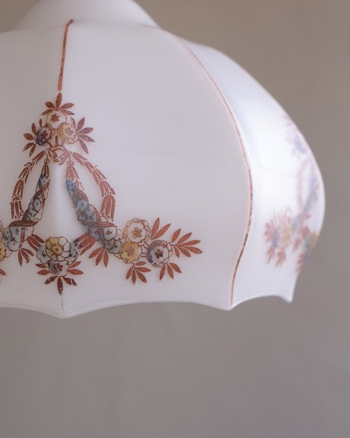 ガラスシェードのペンダントライト　照明・ライティング　オリエンタルなアンティークペンダントライト（コード・シャンデリア電球・ギャラリーなし）。シェードは、アンティークのため、誤差があったり、キズ、汚れが入っている場合もあります。(m-1749-z)