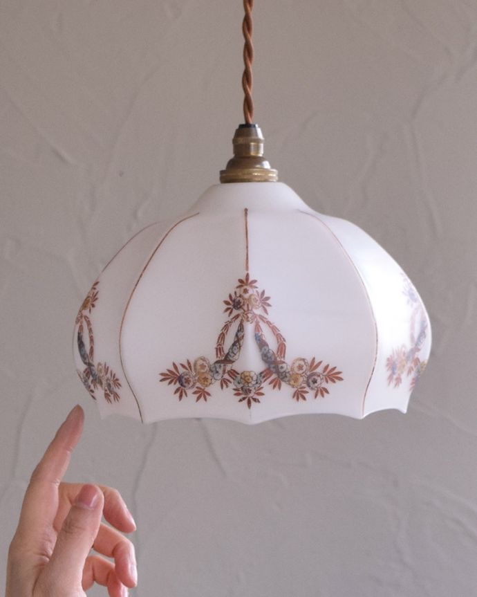 ガラスシェードのペンダントライト　照明・ライティング　オリエンタルなアンティークペンダントライト（コード・シャンデリア電球・ギャラリーなし）。アンティークのミルクガラスは、光を通すとなんとも言えないステキな雰囲気でお部屋を照らしてくれます。(m-1749-z)