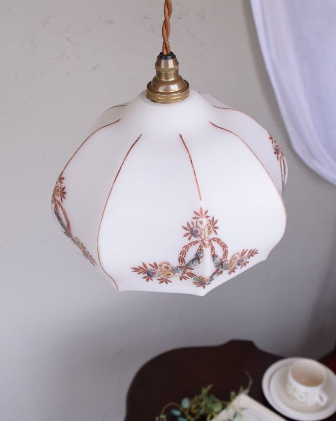 ガラスシェードのペンダントライト　照明・ライティング　オリエンタルなアンティークペンダントライト（コード・シャンデリア電球・ギャラリーなし）。上から見るとこんな感じです。(m-1749-z)