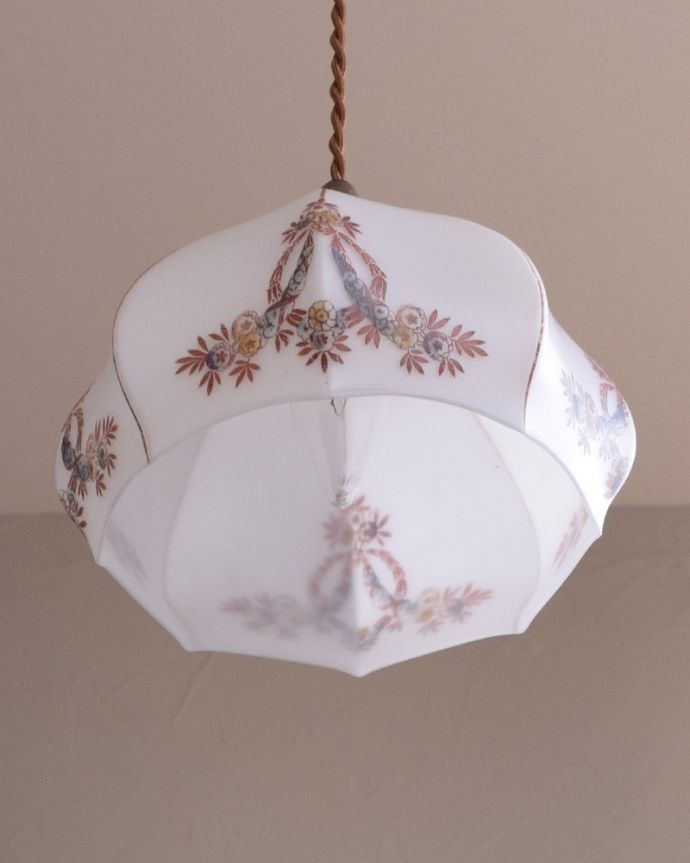 ガラスシェードのペンダントライト　照明・ライティング　オリエンタルなアンティークペンダントライト（コード・シャンデリア電球・ギャラリーなし）。【 シェードのサイズ 】幅19×奥行19×高さ13cmコードは50、80cm以外にも、ご希望の長さで加工してお届けします。(m-1749-z)