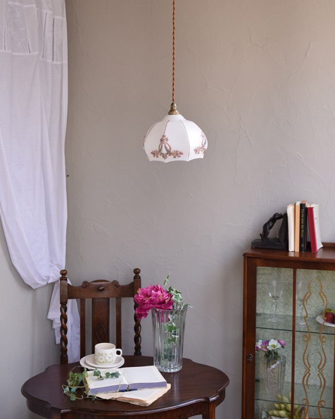 ガラスシェードのペンダントライト　照明・ライティング　オリエンタルなアンティークペンダントライト（コード・シャンデリア電球・ギャラリーなし）。あたたかい光がお部屋を包み込みます。(m-1749-z)