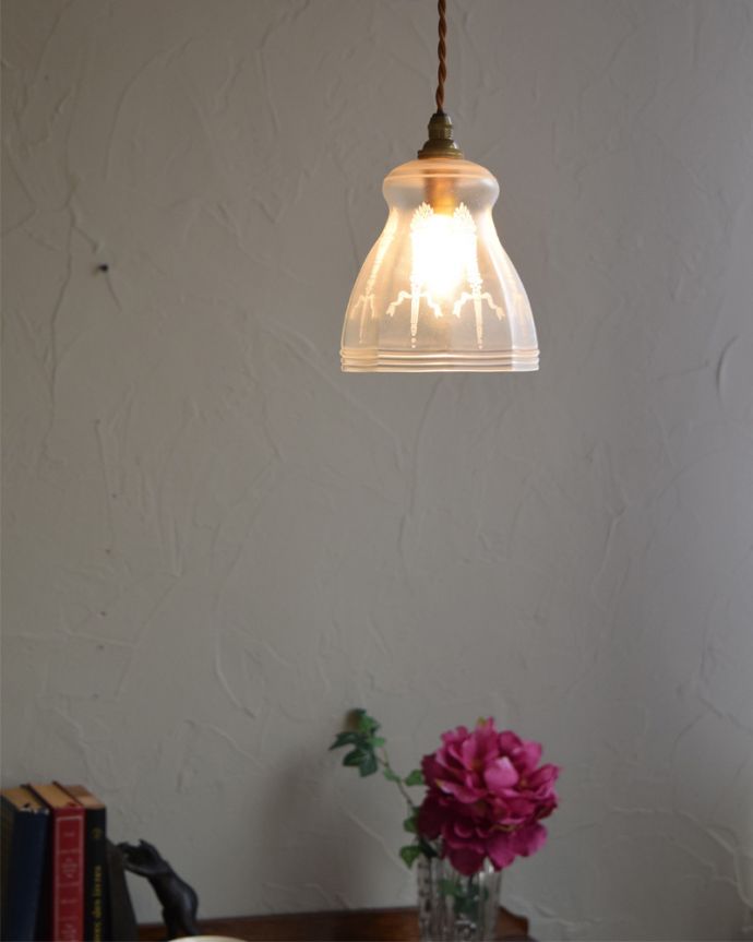 ペンダントライト 照明・ライティング ガラス模様が美しいアンティークランプシェード(コード・シャンデリア電球・ギャラリーなし)。アンティークのミルクガラスは、光を通すとなんとも言えないステキな雰囲気でお部屋を照らしてくれます。(m-1759-z)