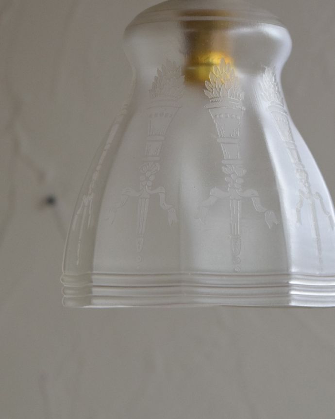 ペンダントライト 照明・ライティング ガラス模様が美しいアンティークランプシェード(コード・シャンデリア電球・ギャラリーなし)。明かりを点けなくてもうっとりしてしまいます。(m-1759-z)