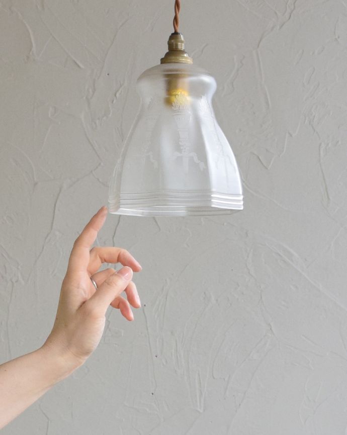 ペンダントライト 照明・ライティング ガラス模様が美しいアンティークランプシェード(コード・シャンデリア電球・ギャラリーなし)。シェードは、アンティークのため、誤差があったり、キズ、汚れが入っている場合もあります。(m-1759-z)