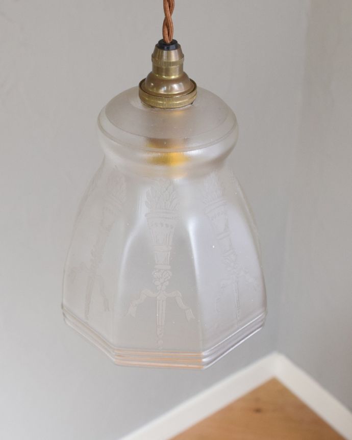 ペンダントライト 照明・ライティング ガラス模様が美しいアンティークランプシェード(コード・シャンデリア電球・ギャラリーなし)。【 シェードのサイズ 】直径13.5×高さ14cmコードは50、80cm以外にも、ご希望の長さで加工してお届けします。(m-1759-z)