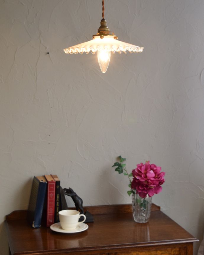 ペンダントライト　照明・ライティング　アンティークシェードペンダントライト（コード・シャンデリア球・ギャラリーA付き）。アンティークのミルクガラスは、光を通すとなんとも言えないステキな雰囲気でお部屋を照らしてくれます。(m-1760-z)