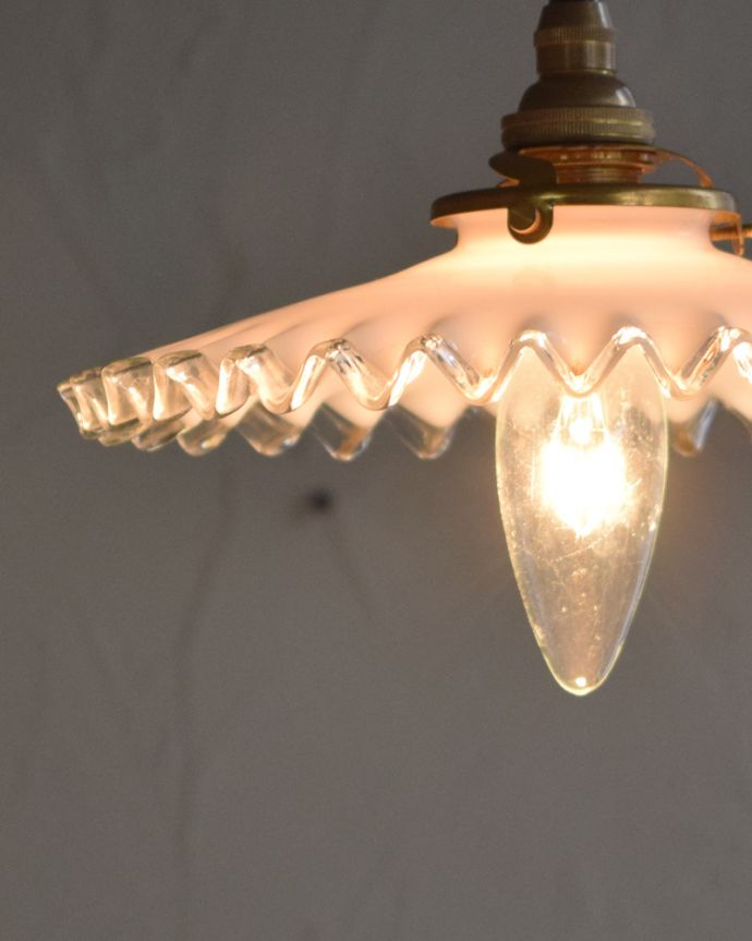 ペンダントライト　照明・ライティング　アンティークシェードペンダントライト（コード・シャンデリア球・ギャラリーA付き）。電気を点けると心が安らぐような優しい灯りです。(m-1760-z)