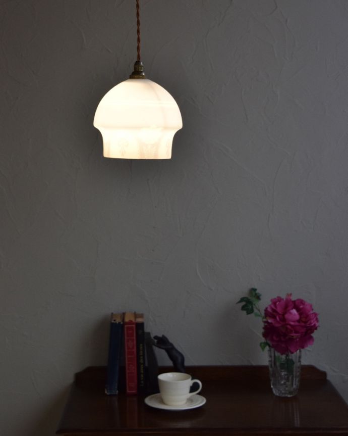 ペンダントライト 照明・ライティング ブルーがキレイなアンティークランプシェード(コード・シャンデリア電球・ギャラリーなし)。アンティークのミルクガラスは、光を通すとなんとも言えないステキな雰囲気でお部屋を照らしてくれます。(m-1762-z)