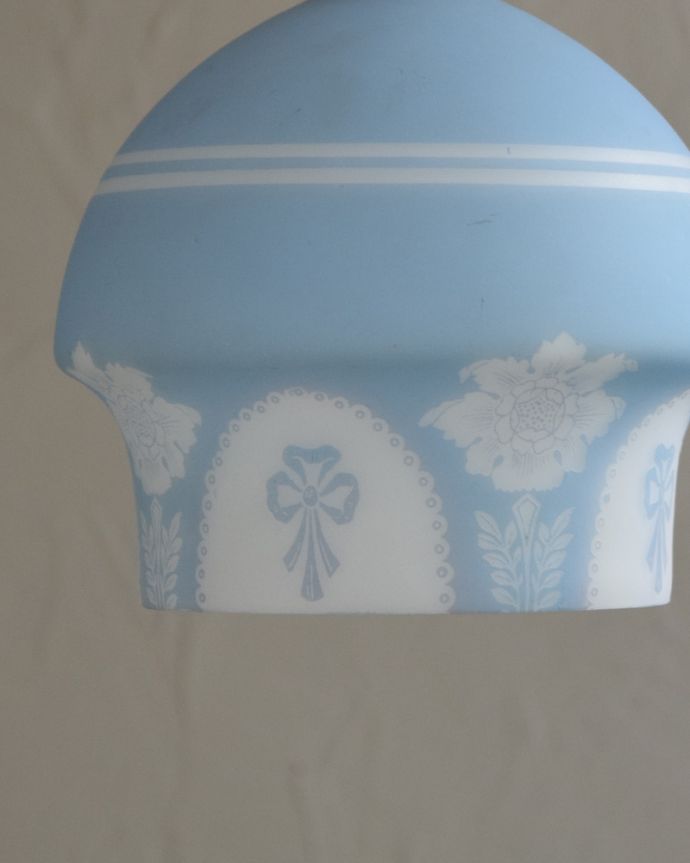 ペンダントライト 照明・ライティング ブルーがキレイなアンティークランプシェード(コード・シャンデリア電球・ギャラリーなし)。何とも言えない上品なブルーガラスの美しさ・・・。(m-1762-z)