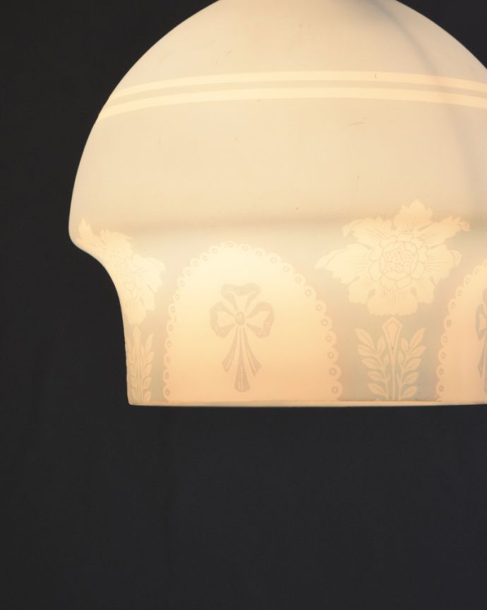 ペンダントライト 照明・ライティング ブルーがキレイなアンティークランプシェード(コード・シャンデリア電球・ギャラリーなし)。電気を点けるととっても幻想的。(m-1762-z)