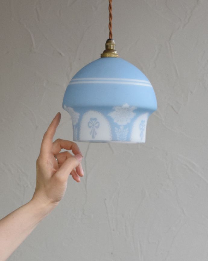 ペンダントライト 照明・ライティング ブルーがキレイなアンティークランプシェード(コード・シャンデリア電球・ギャラリーなし)。シェードは、アンティークのため、誤差があったり、キズ、汚れが入っている場合もあります。(m-1762-z)