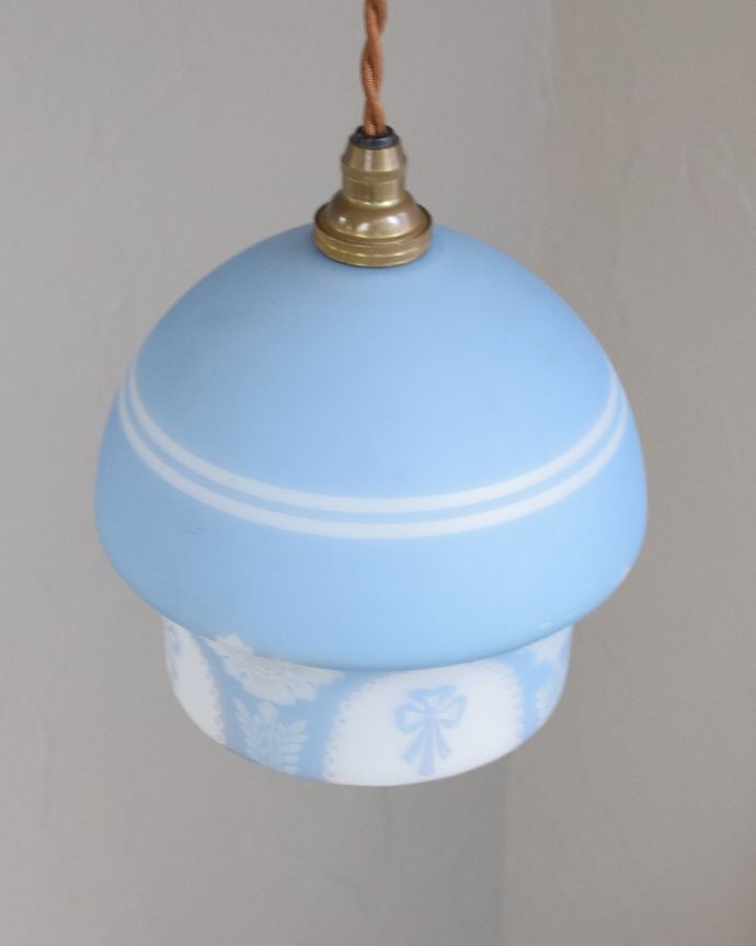 ペンダントライト 照明・ライティング ブルーがキレイなアンティークランプシェード(コード・シャンデリア電球・ギャラリーなし)。【 シェードのサイズ 】直径15.5×高さ14cmコードは50、80cm以外にも、ご希望の長さで加工してお届けします。(m-1762-z)