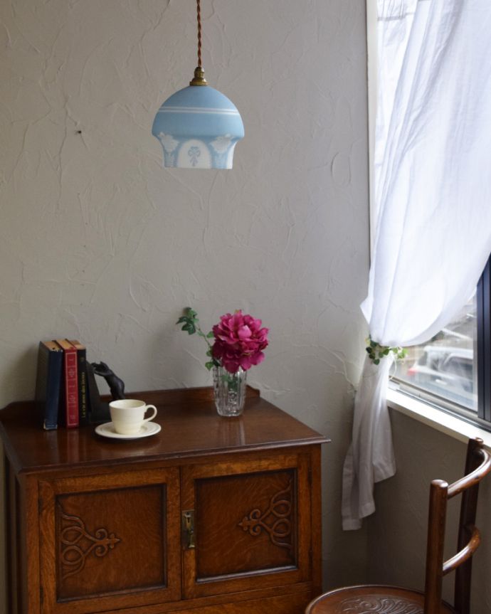 ペンダントライト 照明・ライティング ブルーがキレイなアンティークランプシェード(コード・シャンデリア電球・ギャラリーなし)。あたたかい光がお部屋を包み込みます。(m-1762-z)