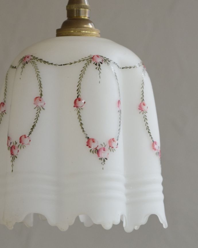 ペンダントライト　照明・ライティング　小花柄のアンティークペンダントライト（コード・シャンデリア電球・ギャラリーなし）。シェードは、アンティークのため、誤差があったり、キズ、汚れが入っている場合もあります。(m-1763-z)