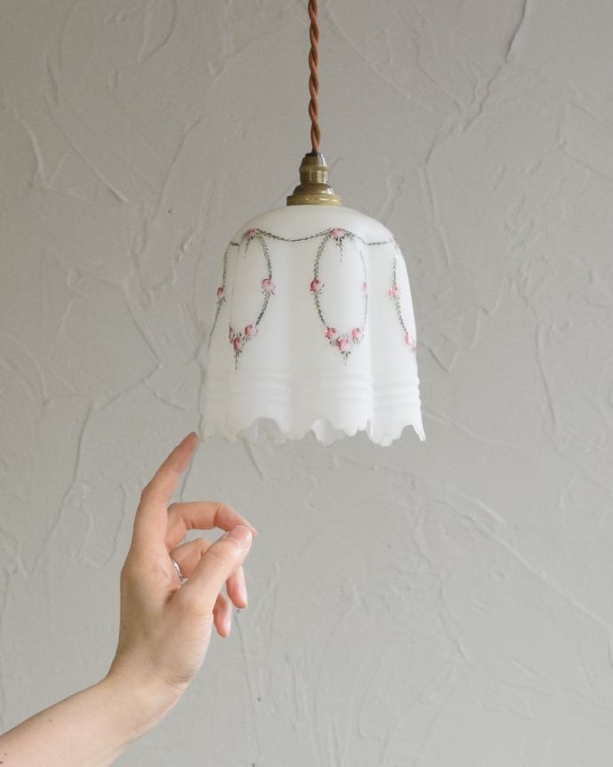 ペンダントライト　照明・ライティング　小花柄のアンティークペンダントライト（コード・シャンデリア電球・ギャラリーなし）。アンティークのミルクガラスは、光を通すとなんとも言えないステキな雰囲気でお部屋を照らしてくれます。(m-1763-z)