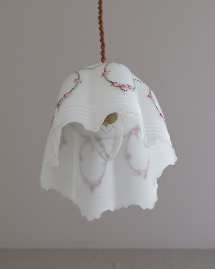 ペンダントライト　照明・ライティング　小花柄のアンティークペンダントライト（コード・シャンデリア電球・ギャラリーなし）。下から見上げるとこんな感じ。(m-1763-z)