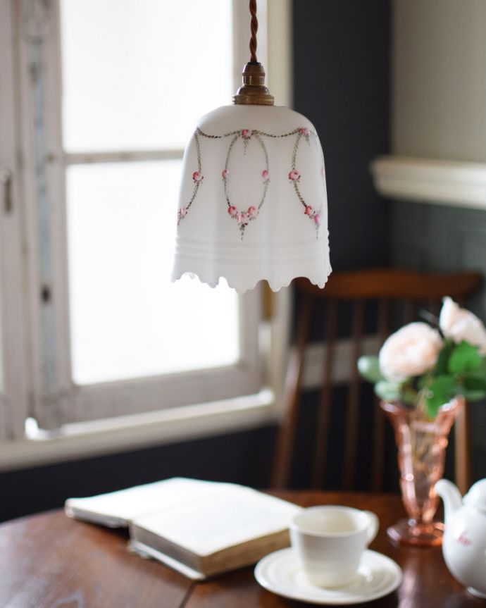 ペンダントライト　照明・ライティング　小花柄のアンティークペンダントライト（コード・シャンデリア電球・ギャラリーなし）。あたたかい光がお部屋を包み込みます。(m-1763-z)