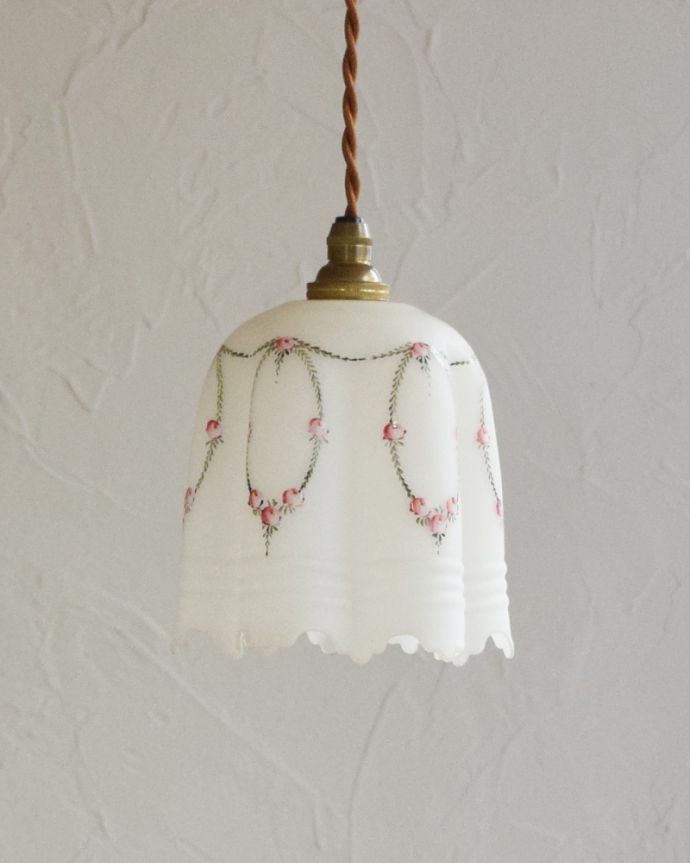 ペンダントライト　照明・ライティング　小花柄のアンティークペンダントライト（コード・シャンデリア電球・ギャラリーなし）。【 シェードのサイズ 】幅13×奥行13×高さ13.5cmコードは50、80cm以外にも、ご希望の長さで加工してお届けします。(m-1763-z)