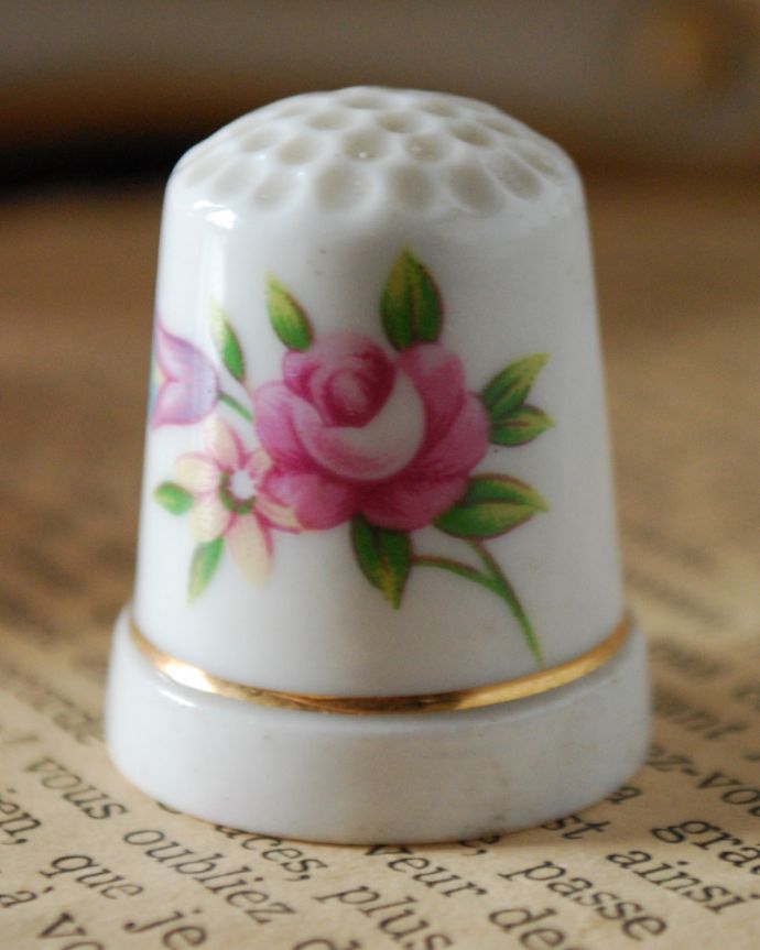 シンブル(指サック) アンティーク雑貨 ピンクのお花が描かれたアンティークシンブルALTENAHR(アルテンアール)。可憐なピンクのお花です。(m-1768-z)