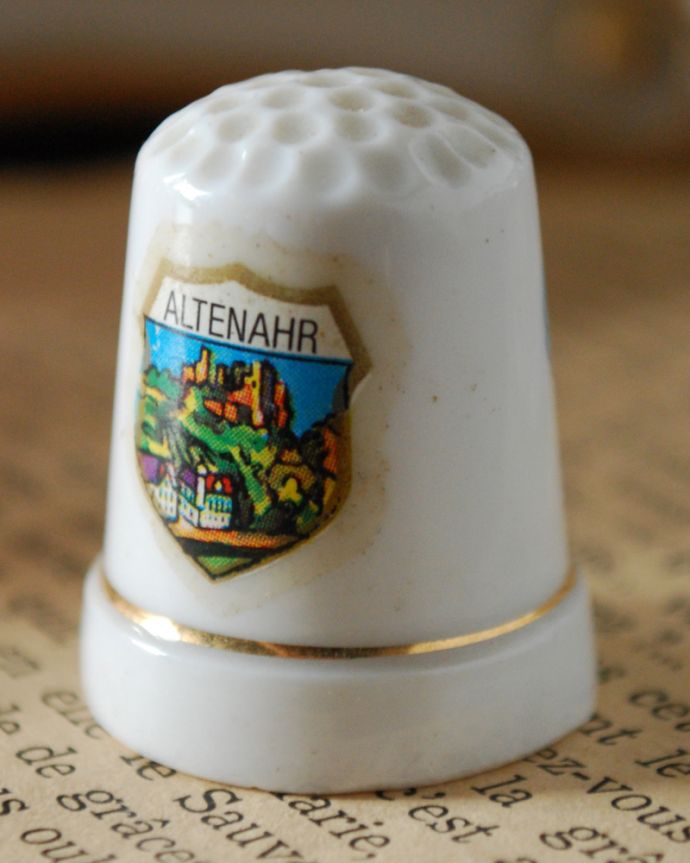 シンブル(指サック) アンティーク雑貨 ピンクのお花が描かれたアンティークシンブルALTENAHR(アルテンアール)。お花の反対側にはALTENAHR(アルテンアール)と書かれています。(m-1768-z)