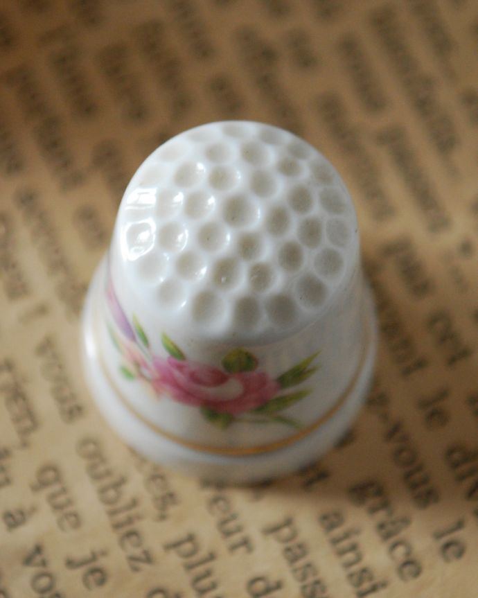 シンブル(指サック) アンティーク雑貨 ピンクのお花が描かれたアンティークシンブルALTENAHR(アルテンアール)。コロンと小さいので、並べてコレクションしたくなりますね。(m-1768-z)