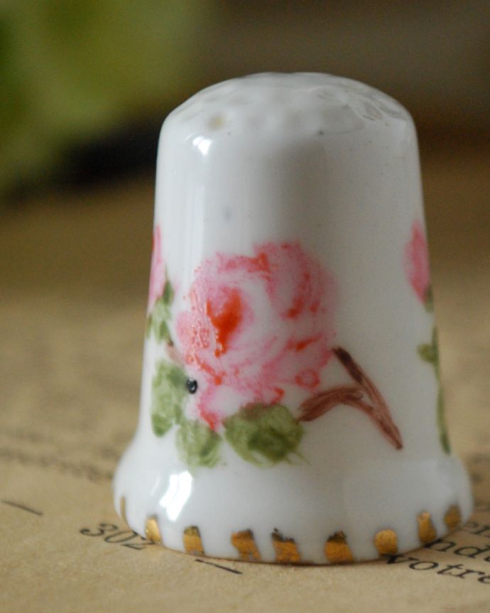 シンブル（指サック）　アンティーク雑貨　水彩画タッチのピンクのお花、アンティーク シンブル。薄いピンクのお花です。(m-1773-z)