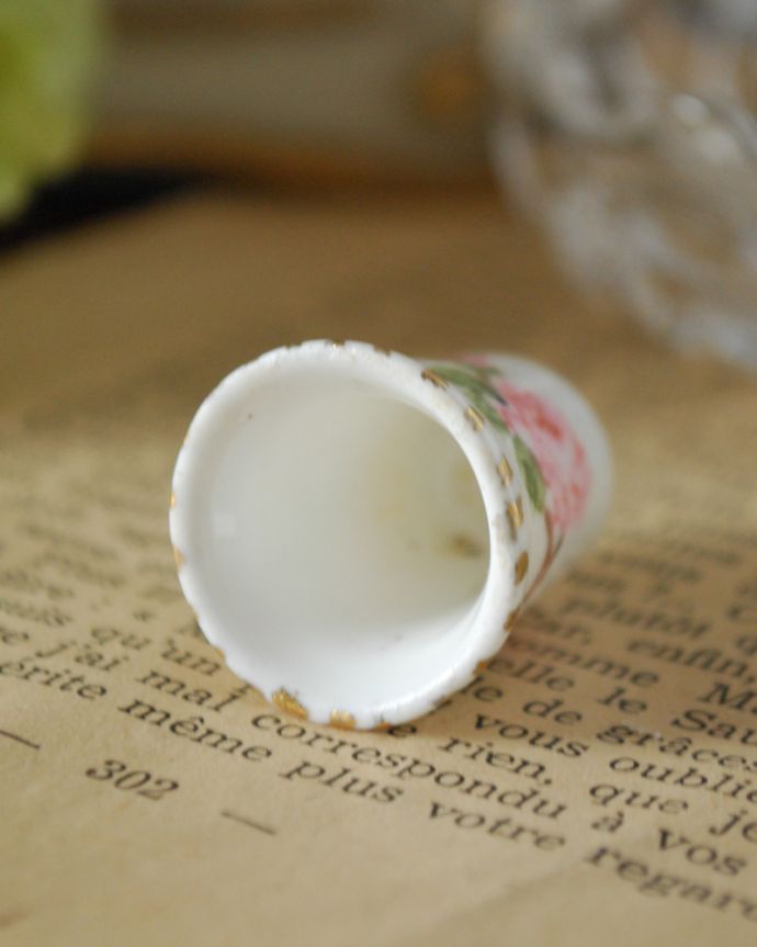 シンブル（指サック）　アンティーク雑貨　水彩画タッチのピンクのお花、アンティーク シンブル。内側です。(m-1773-z)