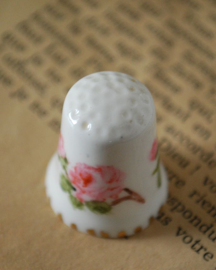 シンブル（指サック）　アンティーク雑貨　水彩画タッチのピンクのお花、アンティーク シンブル。コロンと小さいので、並べてコレクションしたくなりますね。(m-1773-z)