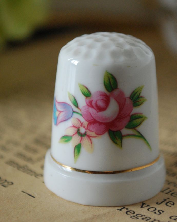 シンブル（指サック）　アンティーク雑貨　パステルカラーが可愛い！アンティークシンブル（指サック）。ピンクやブルー、イエローなど春らしいパステルカラーを盛り込んだデザイン。(m-1779-z)