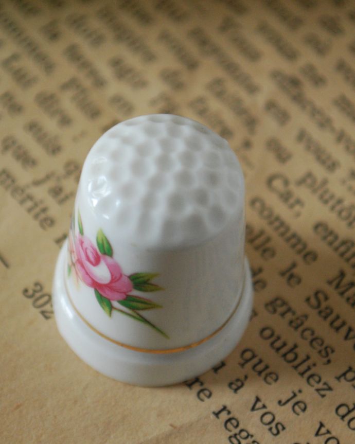 シンブル（指サック）　アンティーク雑貨　パステルカラーが可愛い！アンティークシンブル（指サック）。アンティークのため、多少の欠け・傷がある場合がありますが、使用上問題はありませんので、ご了承下さい。(m-1779-z)